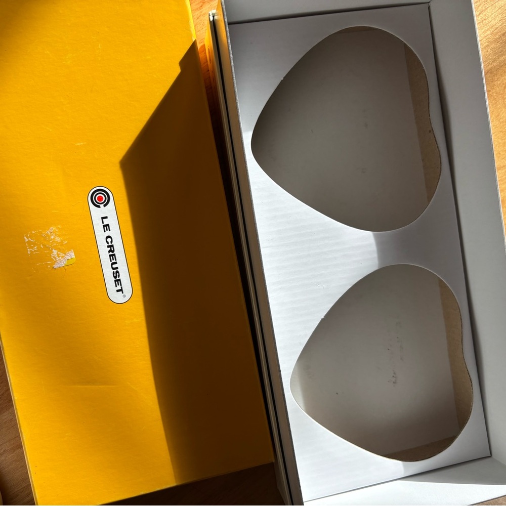 Le Creuset Ramequin d'Amour New in Yellow Box Set of 2 White Heart Ramekins - Picture 7 of 9